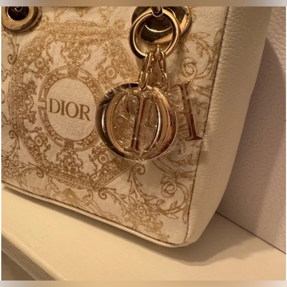 Dior Cream and Gold Mini crossbody bag with magnetic closure. GWP . - Picture 4 of 11